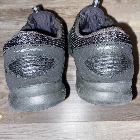 WOMEN'S Skechers size 7.5 black
(K) - Picture 5 of 7
